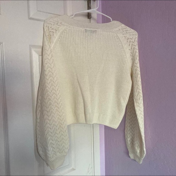Adorable coquette white cropped sweater with detailed sleeves - Picture 3 of 4